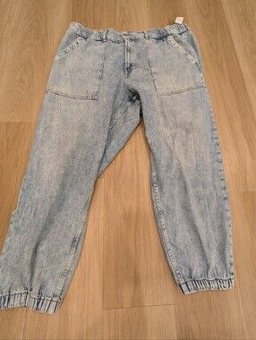 GAP NWT Light Distress Wash Denim Jean Size XL